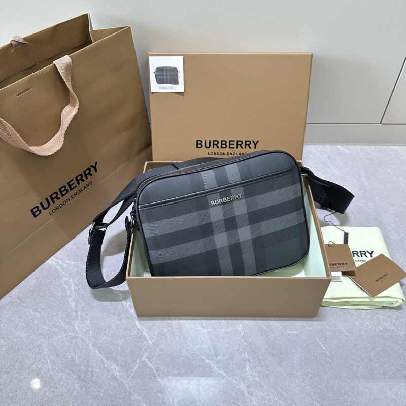 Burberry 新款格纹拼皮革斜背包 型号6881
