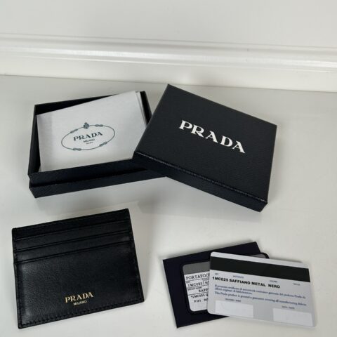 Prada 男女通用款式细摔纹皮小卡包黑色 型号1MC025