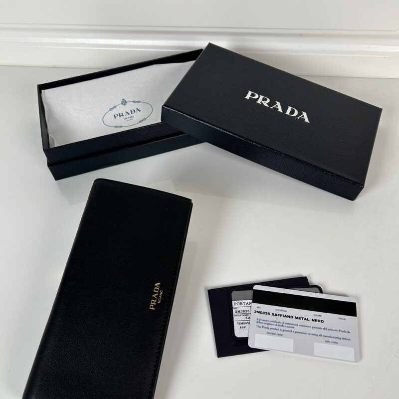 Prada 烫金微标细摔纹皮西装夹 型号2M0836