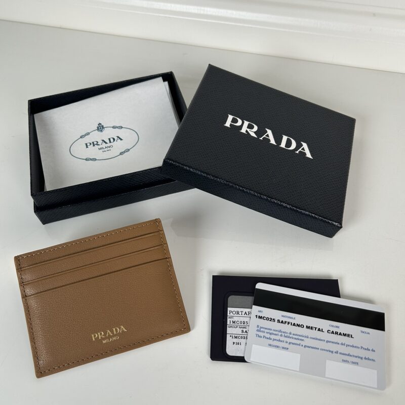 Prada 男女通用款式细摔纹皮小卡包焦糖色 型号1MC025