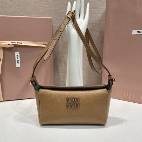 MiuMiu 新品鹿皮纹斜挎包 型号5BB462