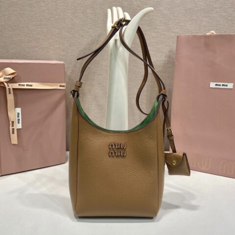MiuMiu 新品麂皮斜挎包 型号5BB099