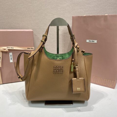 MiuMiu 新品鹿皮纹托特包 型号5BB304