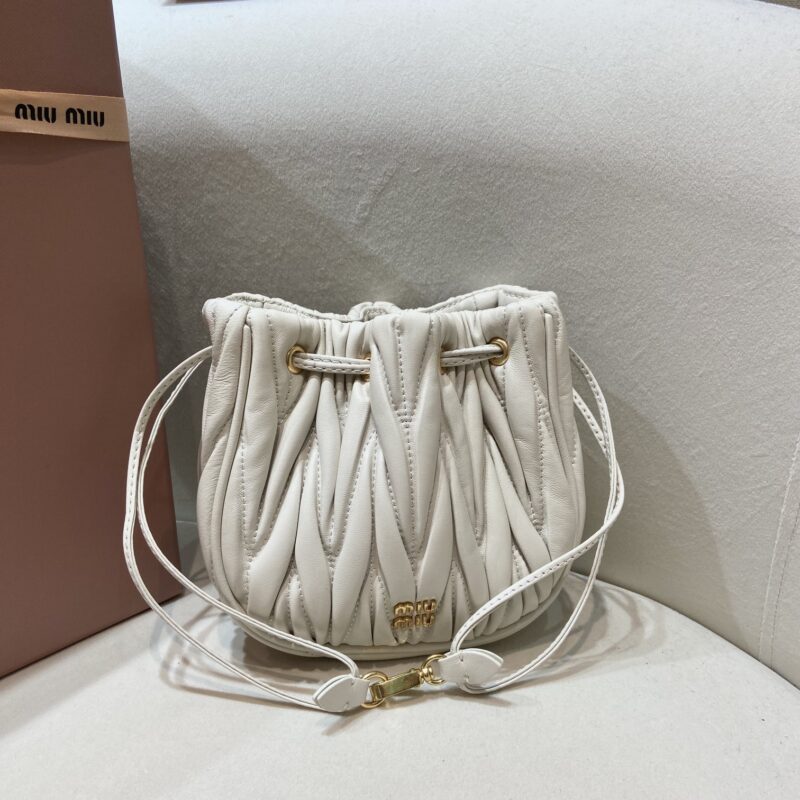 MiuMiu Matelassé新品手袋白色 型号5ND022