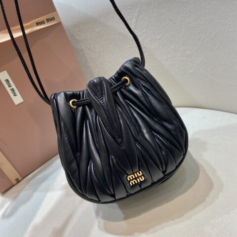 MiuMiu Matelassé手袋黑色 型号5ND022
