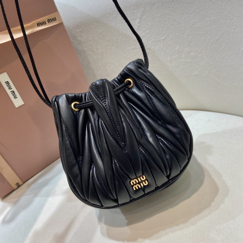 MiuMiu Matelassé手袋黑色 型号5ND022