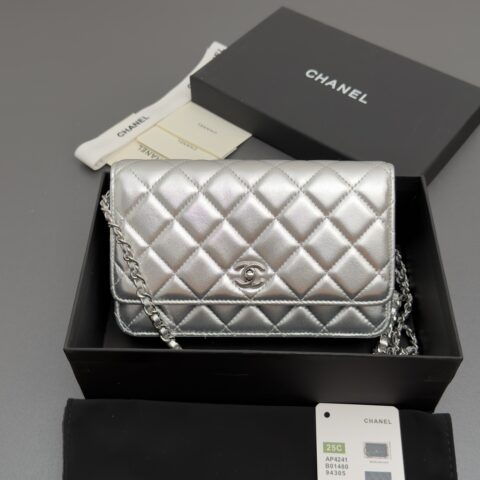 Chanel 链条包银色羊皮银色钢唛 AP4241