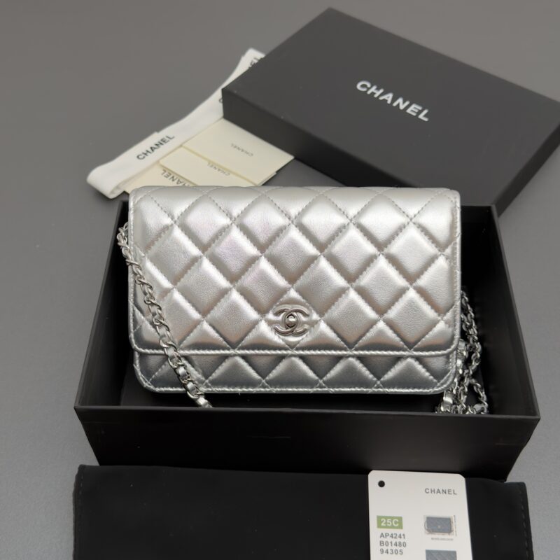 Chanel 链条包银色羊皮银色钢唛 AP4241