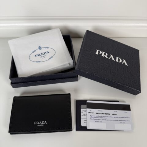 Prada 男女通用款手工缝线制作卡夹 型号2MC101