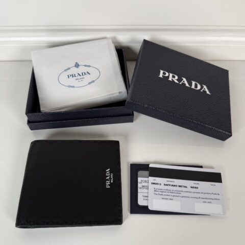 Prada 手工缝线纳柏羊皮制短夹 型号2M0513