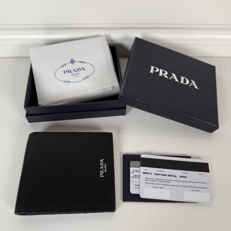 Prada 手工缝线纳柏羊皮制短夹 型号2M0513