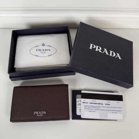 Prada 男女通用升级版鹿皮卡夹深棕色 型号2MC101