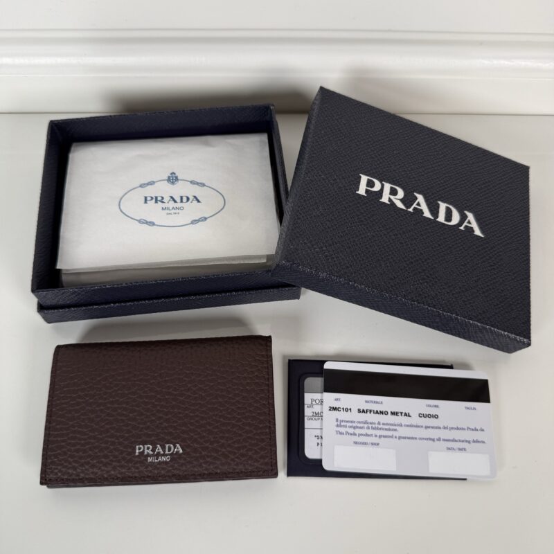 Prada 男女通用升级版鹿皮卡夹深棕色 型号2MC101