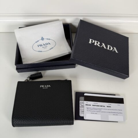 Prada 男士鹿皮烫银唛短夹深棕色 型号2M0513