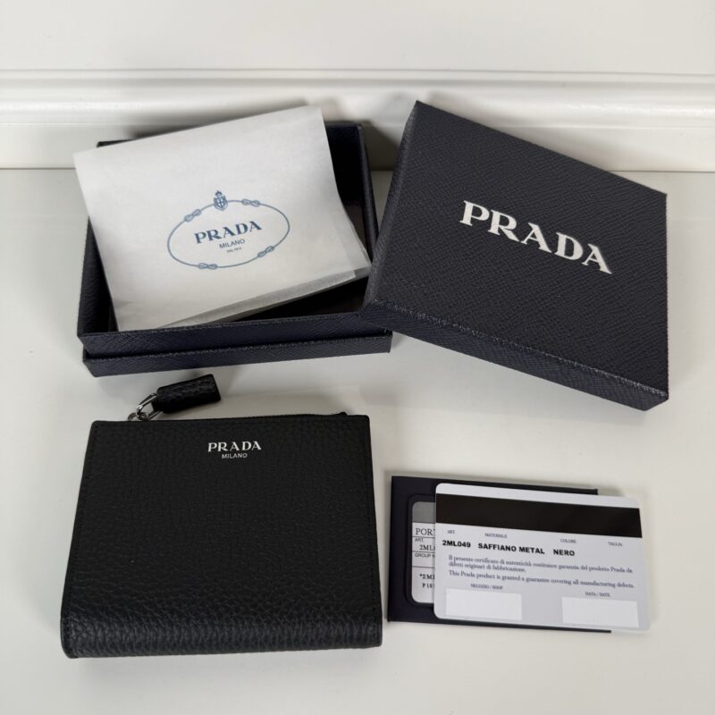 Prada 男士鹿皮烫银唛短夹深棕色 型号2M0513