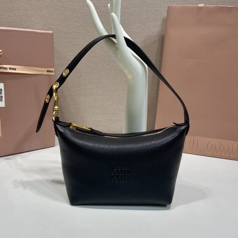 MiuMiu新品Nappa皮革腋下包黑色 型号5NE841