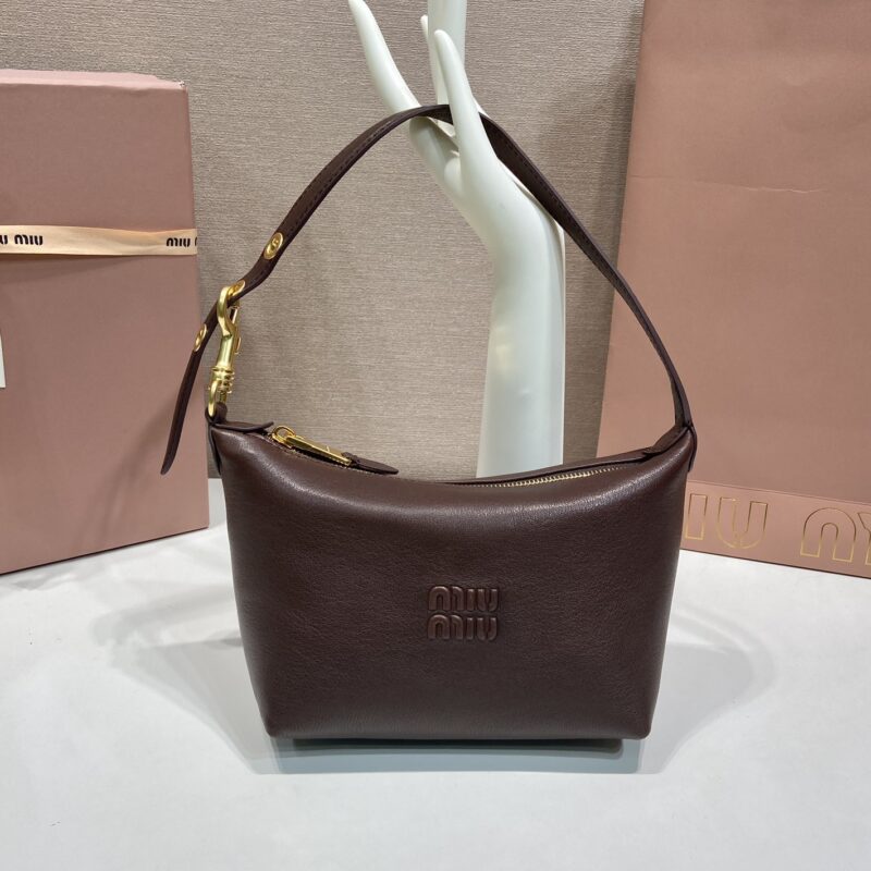 MiuMiu 新品Nappa皮革腋下包深棕色 型号5NE841