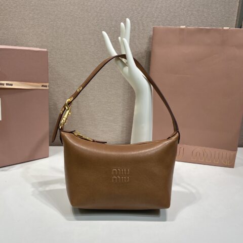 MiuMiu 新品Nappa皮革腋下包棕色 型号5NE841