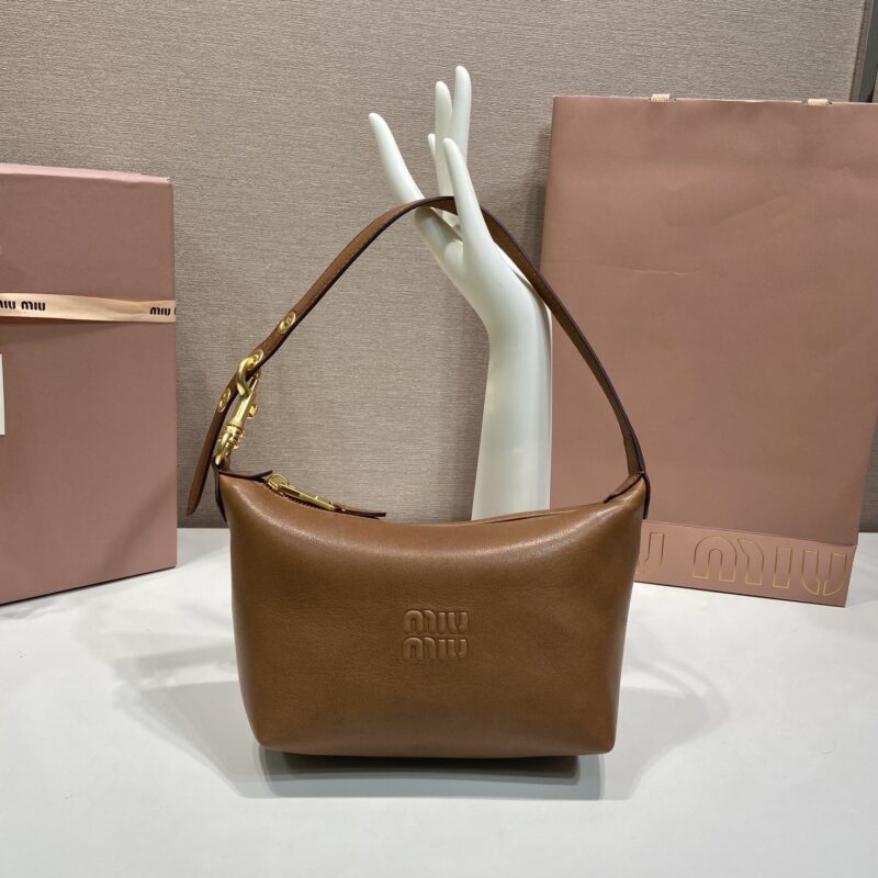 MiuMiu 新品Nappa皮革腋下包棕色 型号5NE841