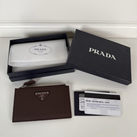 Prada 男女通用款鹿皮卡包棕色 型号2MC086