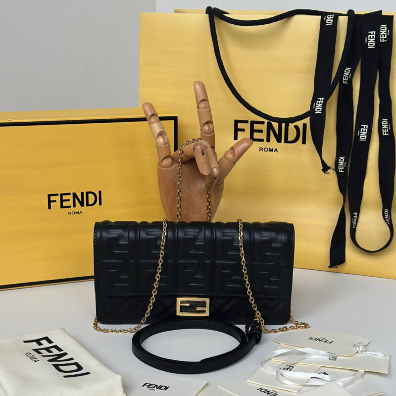Fendi Baguette链条皮夹 双Flogo 型号8638A