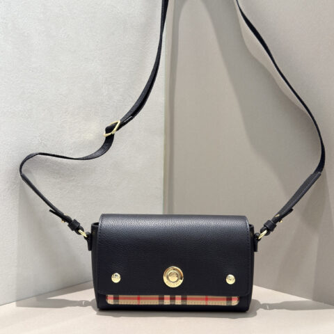 Burberry 格纹字母肩带斜跨包黑色 型号2941
