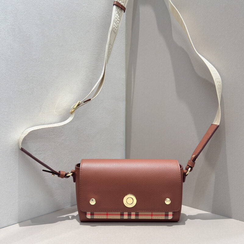 Burberry 格纹字母肩带斜跨包棕色 型号2941
