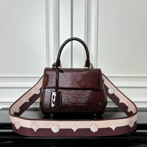 LV Cluny Mini亮皮波纹手袋酒红色 型号M58928