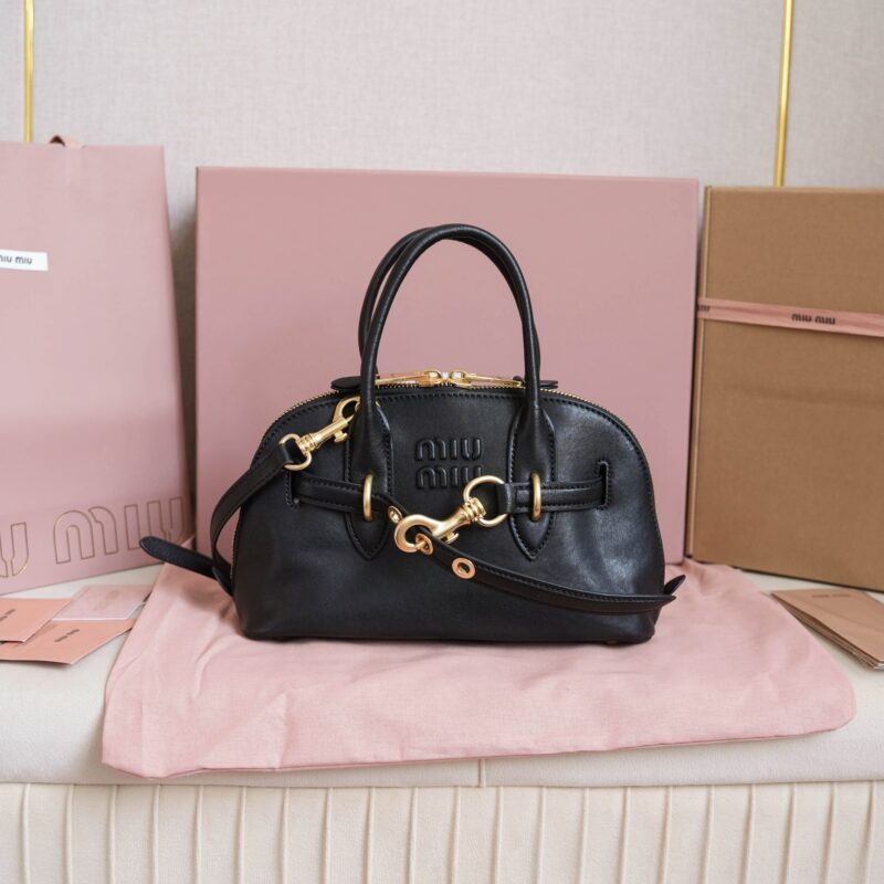 MiuMiu AventureNappa皮革保龄球包黑色 型号5BB169